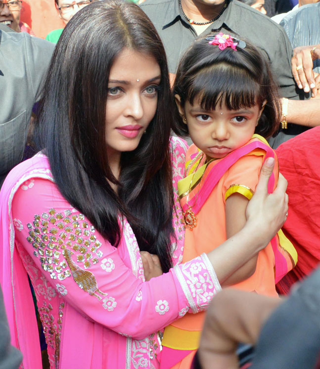 Aishwarya Rai at Siddivinayak temple